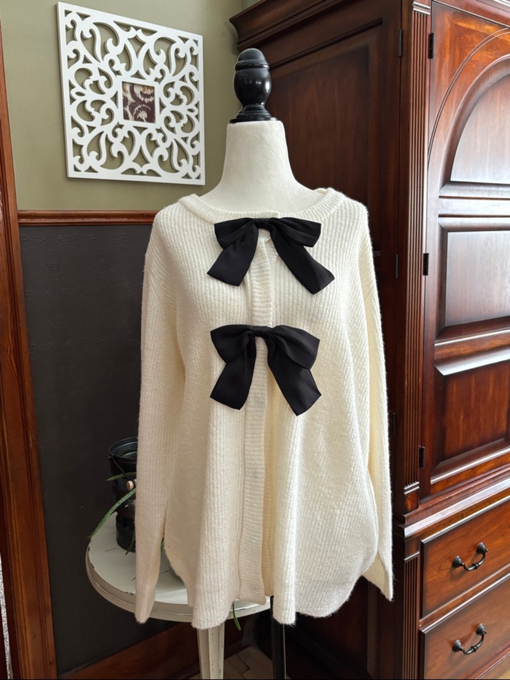 NWOT Lily Morgan Size 1X Ivory Knit Sweater with Black Bow Accents